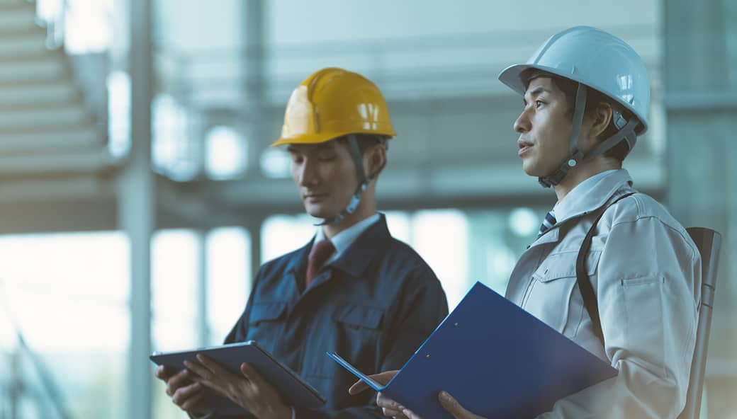 品質について話す造船マンの様子