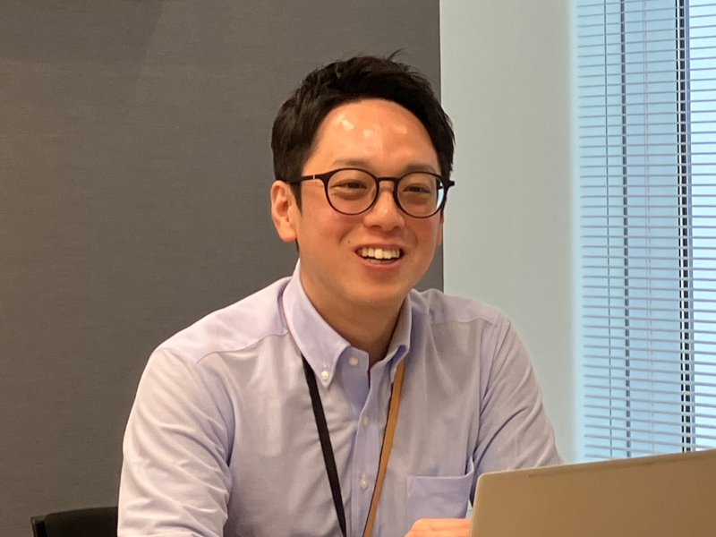 先輩社員の顔写真