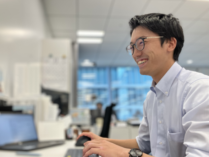 先輩社員の顔写真